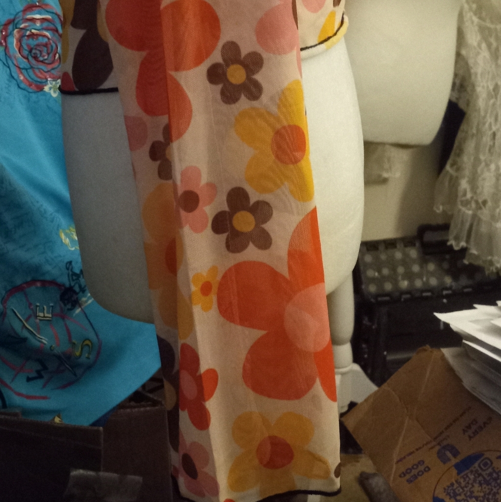 New,70's influence sheer mesh floral power bell sleeve croped top size medium. - Picture 4 of 8